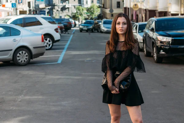 Portrait d'une fille, brune, en robe noire, dans l'arche, dans la ville. posant, marchant. seul dans la foule, solitude — Photo