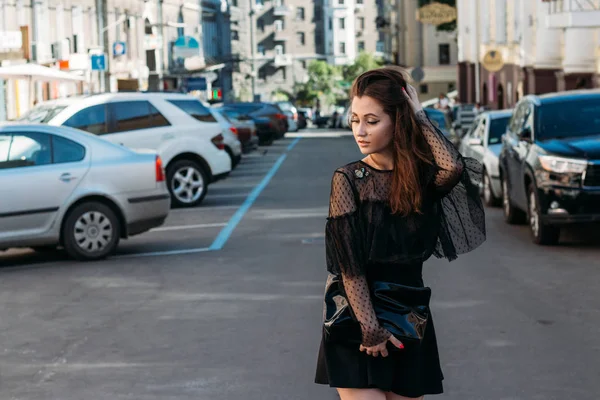 Portrait d'une fille, brune, en robe noire, dans l'arche, dans la ville. posant, marchant. seul dans la foule, solitude — Photo