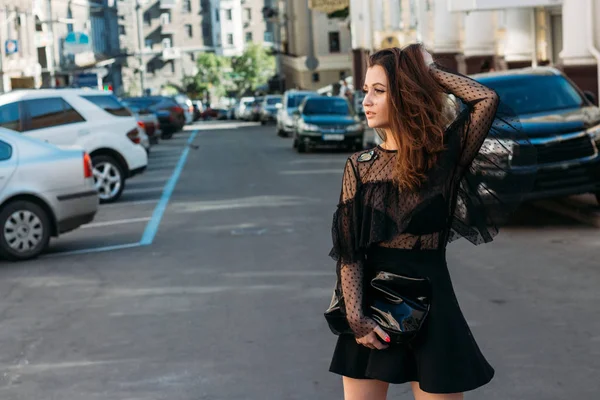 Portrait d'une fille, brune, en robe noire, dans l'arche, dans la ville. posant, marchant. seul dans la foule, solitude — Photo