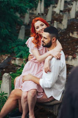 Mutlu, birbirine aşık bir çift, kızıl saçlı kız. Öpüşmeye bir dakika. tarih