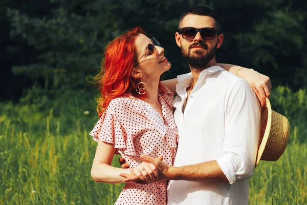 Feliz, pareja enamorada abrazándose, pelirroja. minuto para besar. fecha — Foto de Stock