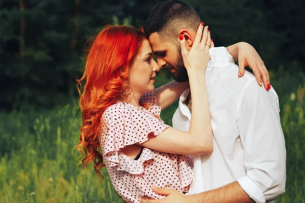 红头发的女孩，快乐的情侣拥抱在一起。 吻一分钟。 日期 — 图库照片