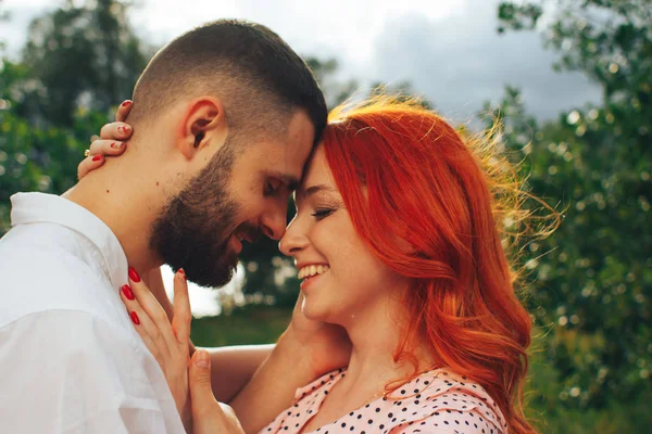 Feliz, casal apaixonado abraço, Ruiva menina. minuto para beijar. data — Fotografia de Stock