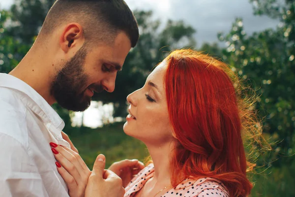 Feliz, casal apaixonado abraço, Ruiva menina. minuto para beijar. data — Fotografia de Stock