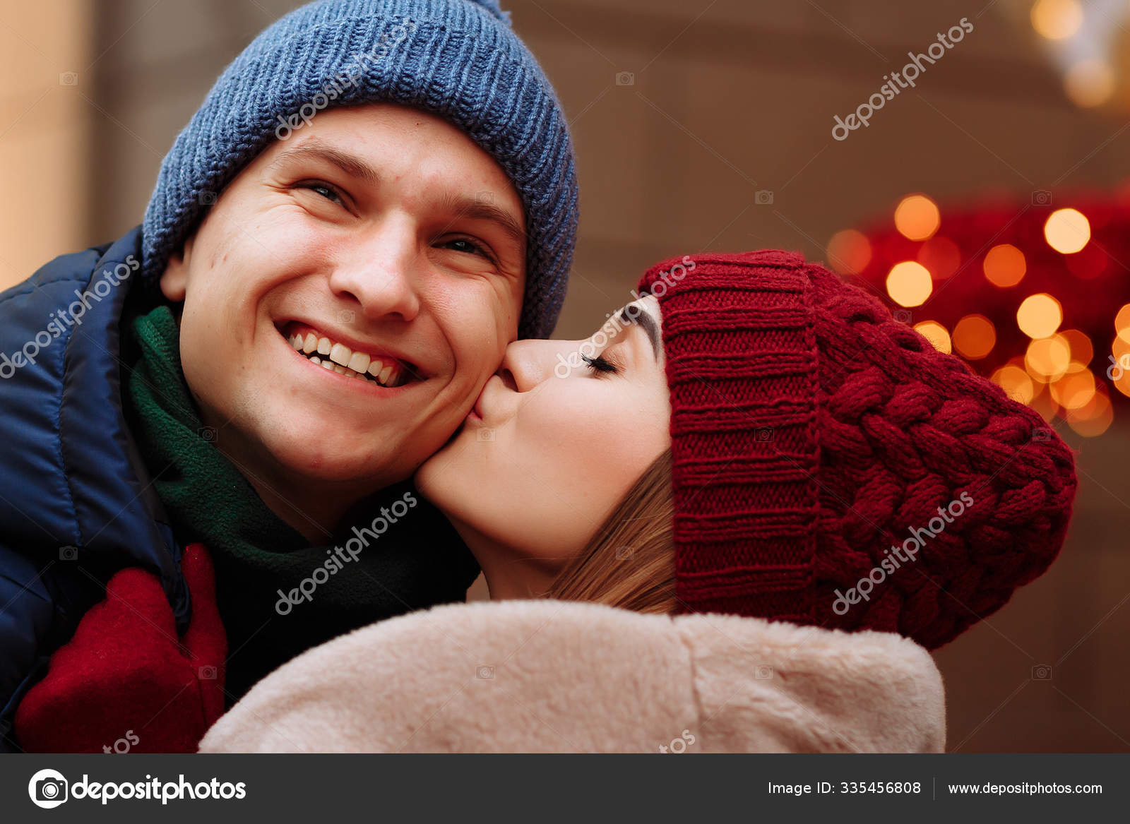 Homem e mulher, beijo na bochecha, mostrar casal apaixonado, amor