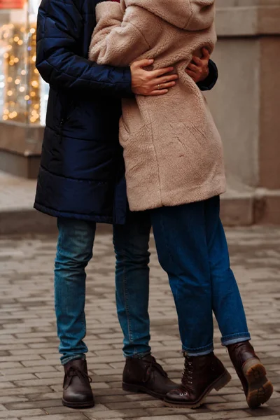 Pareja en el amor abrazos en la calle, abrigo de piel beige y chaqueta azul, botas —  Fotos de Stock