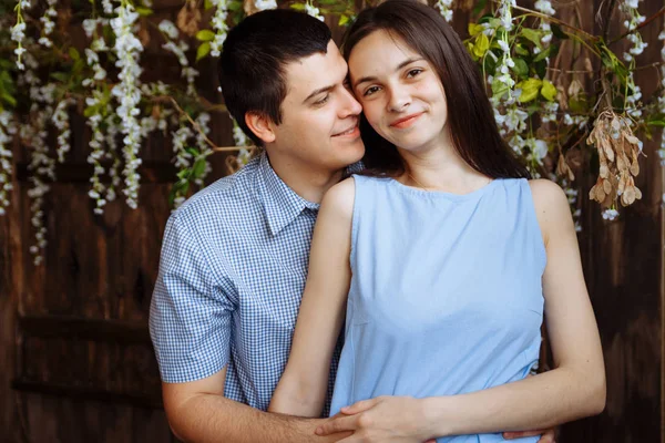 Uomo abbraccia una ragazza, sorridente, coppia innamorata, abito blu e camicia. data, giorno di San Valentino, — Foto Stock