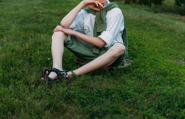 Chłopiec Białej Koszuli Zielone Szorty Sweter Siedzi Zielonej Trawie — Zdjęcie stockowe