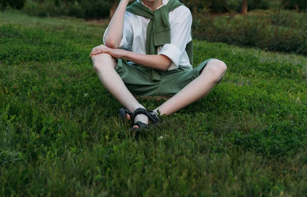 Ragazzo Camicia Bianca Pantaloncini Verdi Maglione Siede Erba Verde — Foto Stock