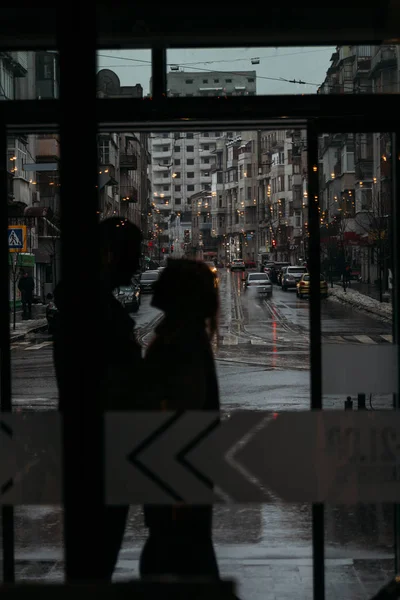 Silhueta Casal Abraçando Contra Pano Fundo Cidade Atrás Copo — Fotografia de Stock