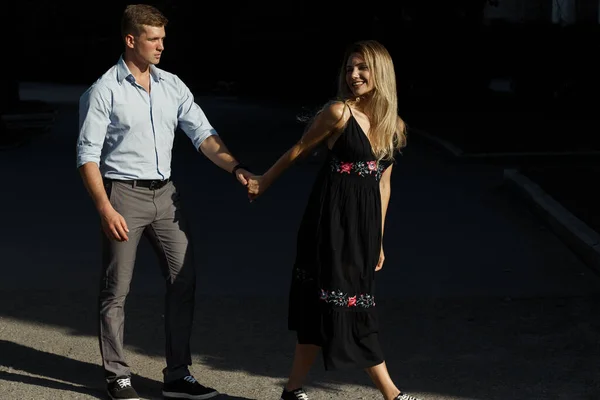 Casal Feliz Homem Mulher Sobre Fundo Preto Mãos Dadas Vai — Fotografia de Stock