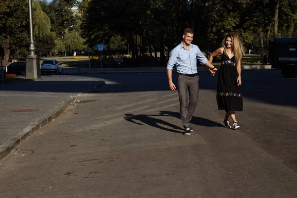 Casal Feliz Homem Mulher Sobre Fundo Preto Mãos Dadas Vai — Fotografia de Stock