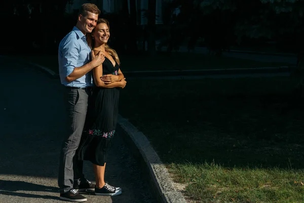 Feliz Abraço Casal Amoroso Guy Beija Uma Menina Abraços Por — Fotografia de Stock