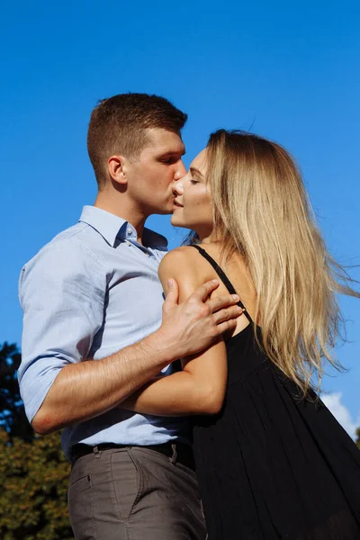 Feliz Amoroso Casal Abraçando Beijando Sol Brilha Sobre Amantes Raios — Fotografia de Stock