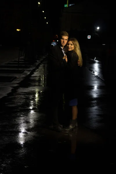 情侣在黑暗的背景下拥抱 城市里的建筑物 那个男人拥抱了那个女孩 情人节黑暗的街道和雨 — 图库照片