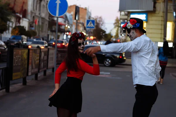 Una Pareja Usando Maquillaje Calavera Día Todas Las Almas Maquillaje — Foto de Stock