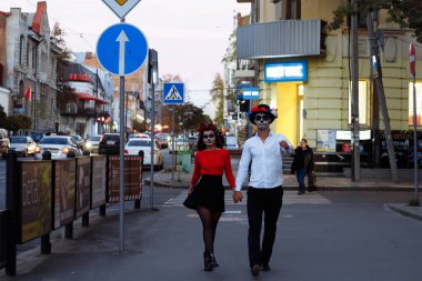 Kafatası makyajı yapan bir çift. Tüm ruhlar günü. Erkek ve kız şeker kafatası. Cadılar bayramı için boyanmış. Kafatası makyajı yapan bir çift. Ruhlar Günü. Erkek ve kız şekerli kafatası makyajı. Ukrayna Kharkov Cadılar Bayramı 31 Ekim