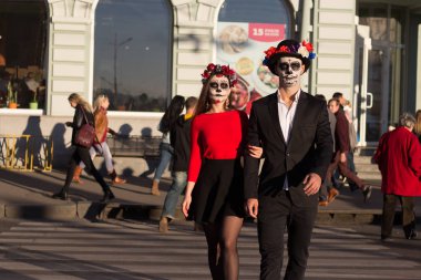 Kafatası makyajı yapan bir çift. Tüm ruhlar günü. Erkek ve kız şeker kafatası. Cadılar bayramı için boyanmış. Kafatası makyajı yapan bir çift. Ruhlar Günü. Erkek ve kız şekerli kafatası makyajı. Ukrayna Kharkov Cadılar Bayramı 31 Ekim