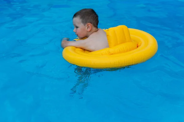 Chlapec Plave Vodě Nafukovacím Žlutém Kruhu Jezírku Léto — Stock fotografie