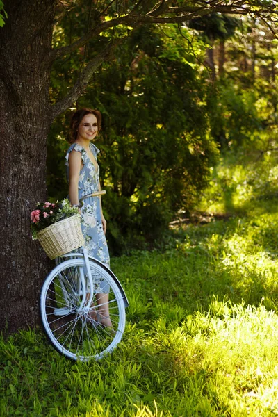 Portret Pięknej Dziewczyny Lesie Trzymając Rower Koszem Kwiatów Promieniami Słońca — Zdjęcie stockowe