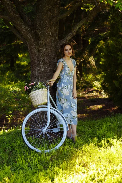 Portrait Une Belle Fille Dans Forêt Tenant Vélo Avec Panier — Photo