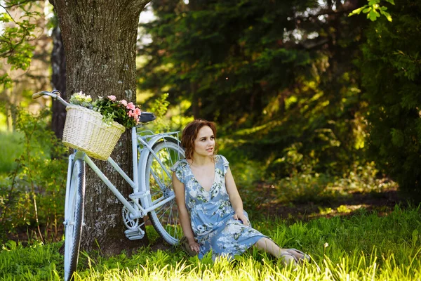 Portret Pięknej Dziewczyny Lesie Trzymając Rower Koszem Kwiatów Promieniami Słońca — Zdjęcie stockowe