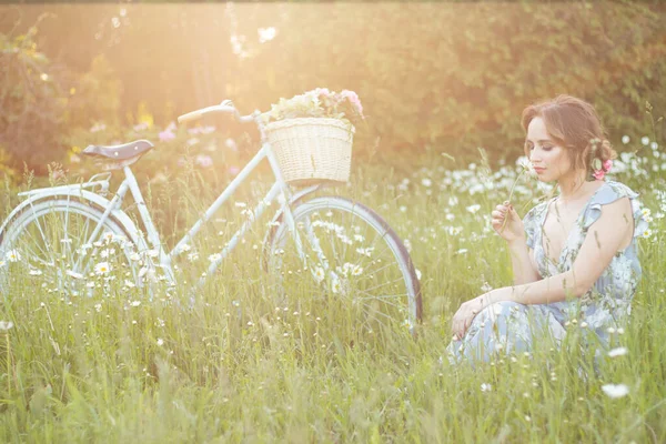 Retrato Una Hermosa Niña Bosque Sosteniendo Una Bicicleta Con Una — Foto de Stock