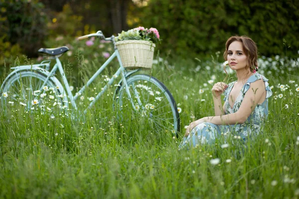 숲에서 아름다운 소녀의 초상화 바구니와 자전거를 태양의 드레스 — 스톡 사진