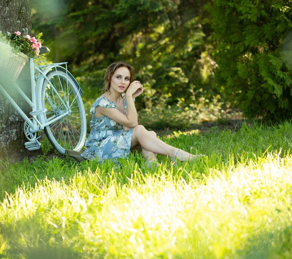 Portret Pięknej Dziewczyny Lesie Trzymając Rower Koszem Kwiatów Promieniami Słońca — Zdjęcie stockowe