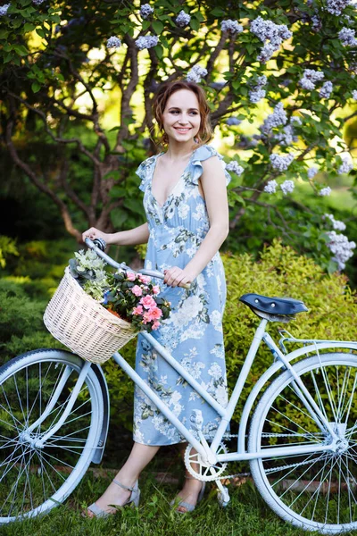 Retrato Una Hermosa Niña Bosque Sosteniendo Una Bicicleta Con Una —  Fotos de Stock