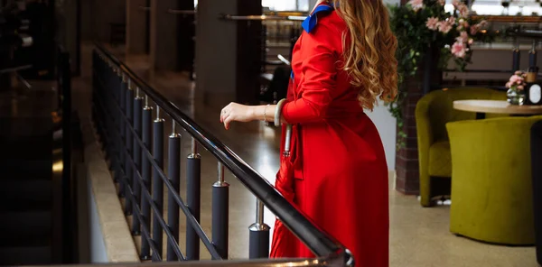 Девушка в красном пальто в помещении, кафе, магазины — стоковое фото
