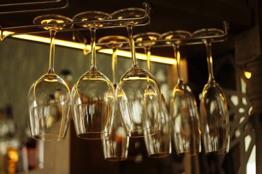 Kafedeki bir bar tezgahında boş temiz bardaklar, salgın, tecrit, karantina