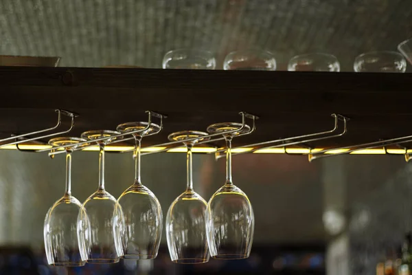 Empty clean glasses on a bar counter in a cafe, pandemic, isolation, quarantine — Stock Photo, Image