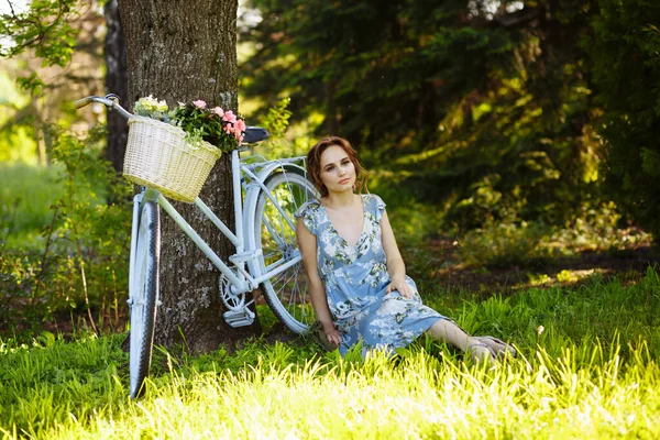 Porträtt Vacker Flicka Skogen Som Håller Cykel Med Korg Med — Stockfoto