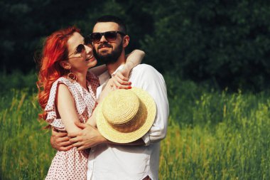 Mutlu, birbirine aşık çiftler, kızıl kız. Öpüşmeye bir dakika. tarih çekimi ve cinsellik