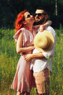 Mutlu, birbirine aşık çiftler, kızıl kız. Öpüşmeye bir dakika. tarih çekimi ve cinsellik