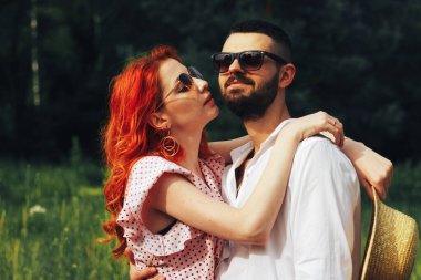 Mutlu, birbirine aşık çiftler, kızıl kız. Öpüşmeye bir dakika. tarih çekimi ve cinsellik