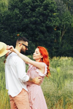 Mutlu, birbirine aşık bir çift, kızıl saçlı kız. Öpüşmeye bir dakika. Yazın cazibe ve cinsellik güneş gözlüğü.