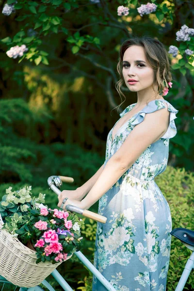 Retrato Uma Menina Bonita Floresta Segurando Uma Bicicleta Com Uma — Fotografia de Stock