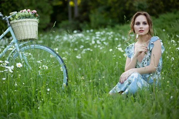 Retrato Uma Menina Bonita Floresta Segurando Uma Bicicleta Com Uma — Fotografia de Stock