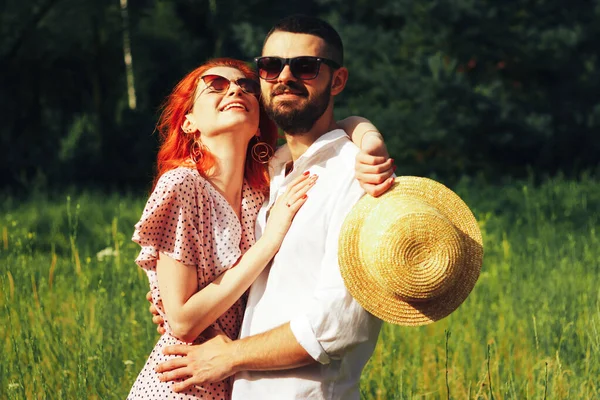 Feliz Casal Apaixonado Abraço Menina Gengibre Minuto Para Beijar Data — Fotografia de Stock