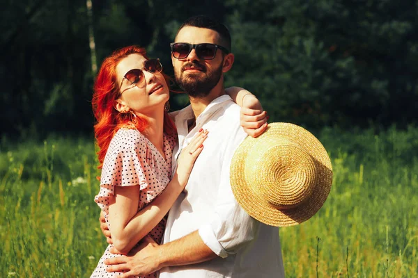 Щаслива Пара Закоханих Обіймає Редгед Хвилину Поцілувати Влітку Сонцезахисних Окулярах — стокове фото