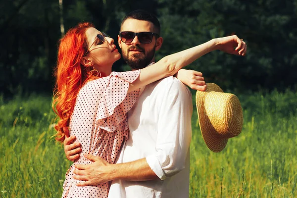 Feliz Pareja Enamorada Abrazándose Pelirroja Minuto Para Besar Fecha Atracción — Foto de Stock