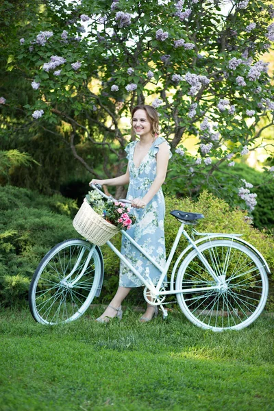 Portré Egy Gyönyörű Lány Erdőben Kezében Egy Kerékpár Egy Kosár Stock Kép