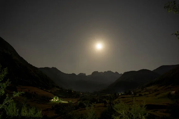 Dağlar gece uzun pozlama