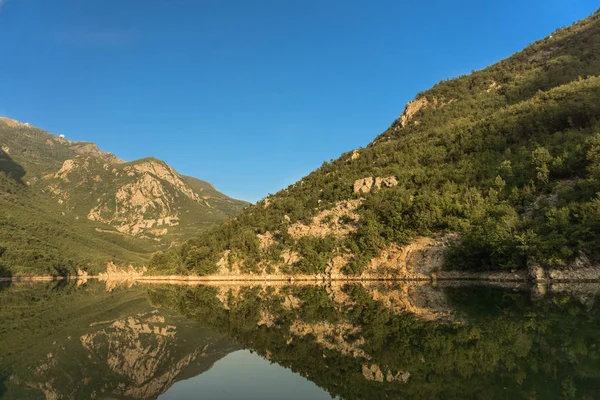 Su dağların güzel yansıma