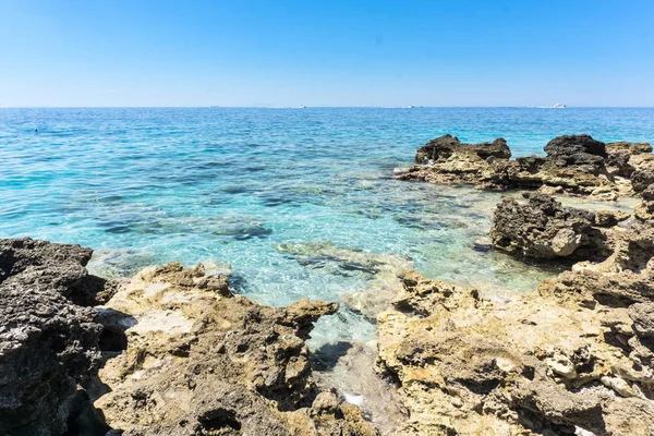 Plajda turkuaz/mavi/yeşil temiz su