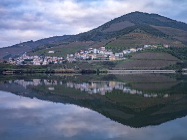 Bulutlu gökyüzü ile Karayip paradisiac plajı