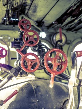 Eski bir buhar makinesinde valfler