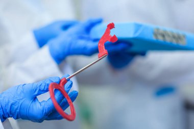 Diş hekimi diş hekimliği aracı tutarak. Klinik diş hekimliği araçlarıyla gerçek diş hekimi. Seçici odak üstünde alet. Editör ve yaratıcı projeler için en iyi arka plan. Doktorlar işlemi sürecinde. 